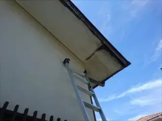 外れ欠けている色褪せた軒天